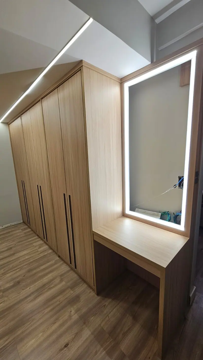 Guarda-roupa amadeirado com penteadeira e espelho iluminado