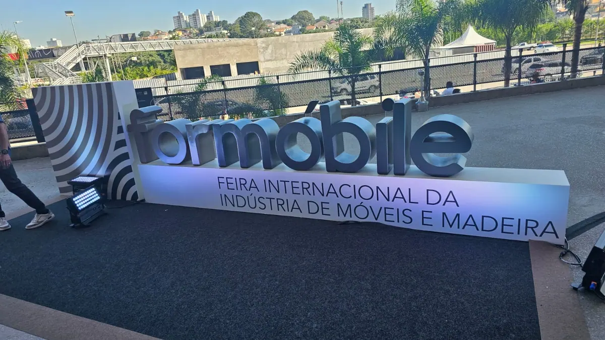 Equipe da Solução na Formóbile, feira internacional da indústria de móveis e madeira
