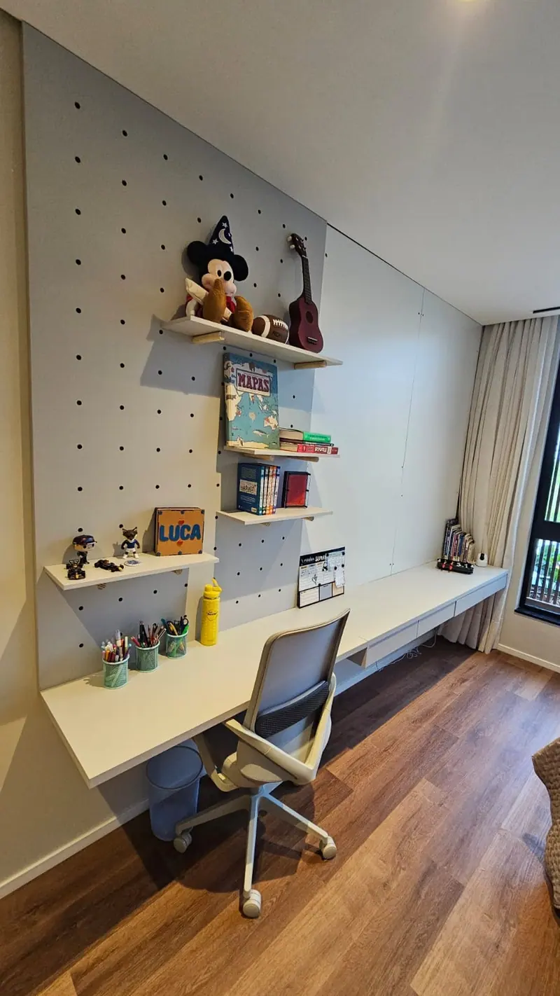 Quarto com escrivaninha, painel perfurado e prateleiras