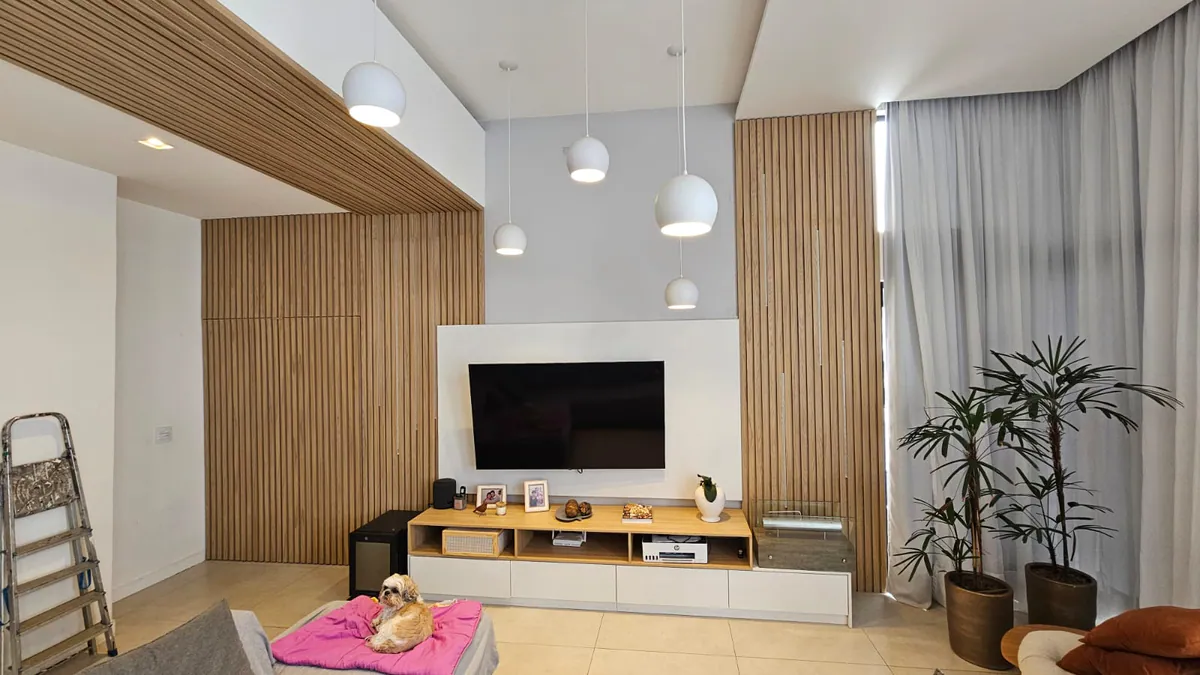 Living com forro ripado: Sala de estar