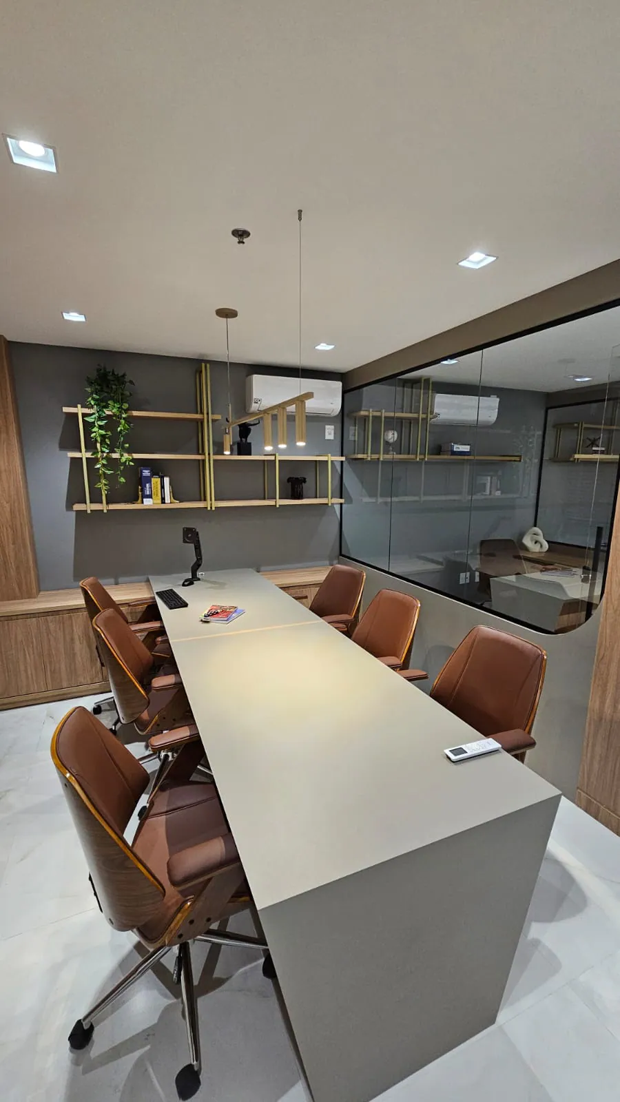 Escritório corporativo: Recepção + salas de trabalho