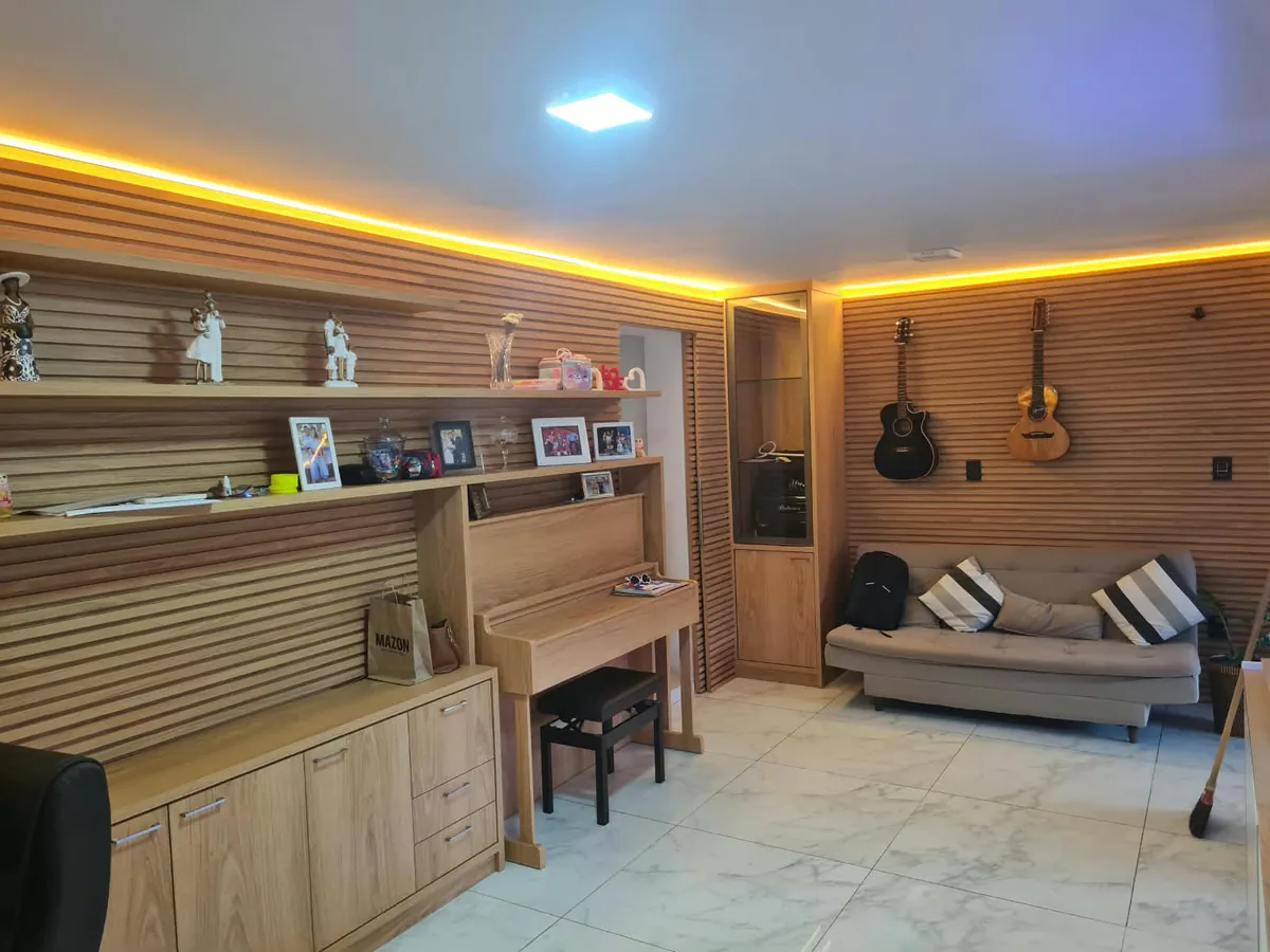 Sala de música com estante ripada: Sala + escritório