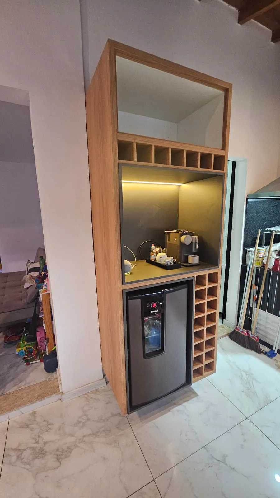 Torre com adega, cantinho do café e nichos para vinho
