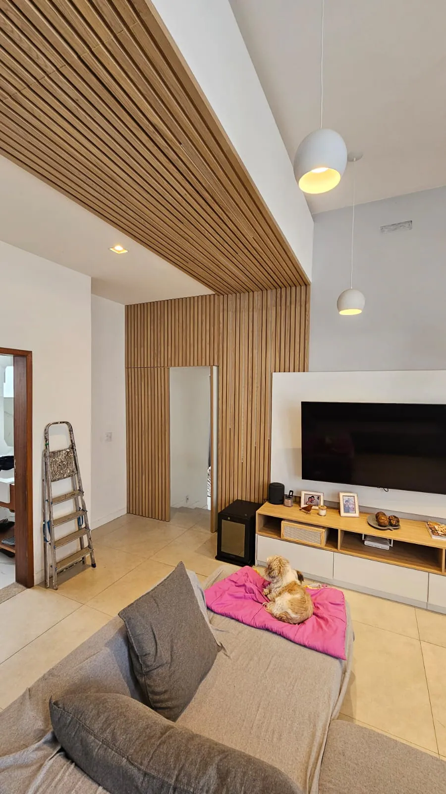 Living com forro ripado: Sala de estar