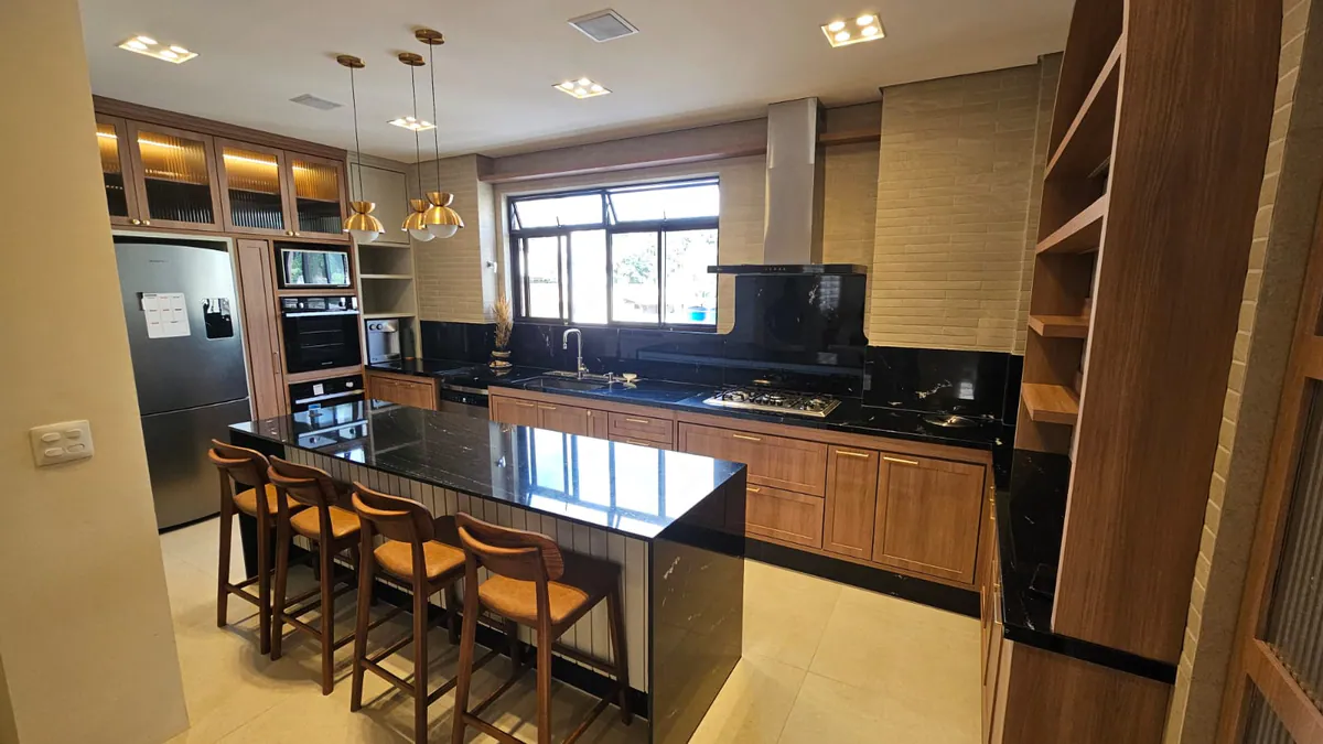 Cozinha com ilha em granito preto: Cozinha completa