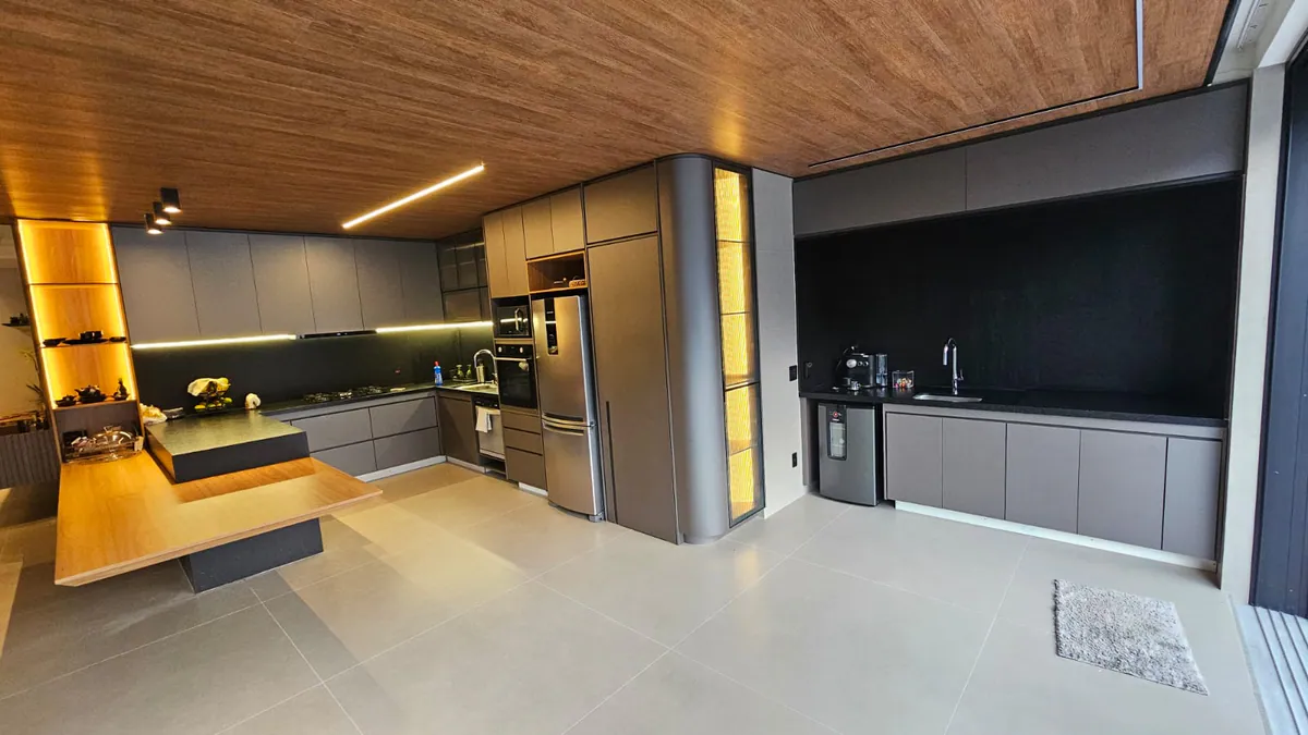Cozinha integrada com forro amadeirado: Cozinha + estar integrado