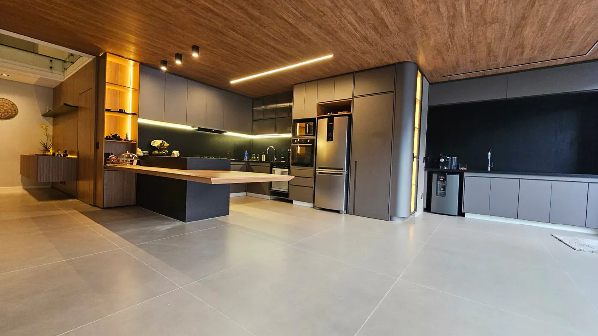 Cozinha integrada com forro amadeirado: Cozinha + estar integrado
