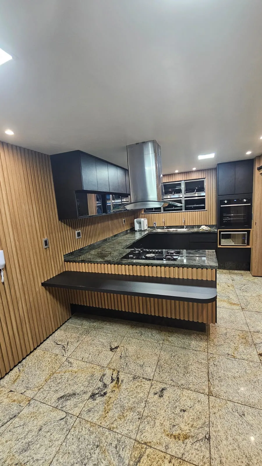 Cozinha ripada com ilha de cocção: Cozinha